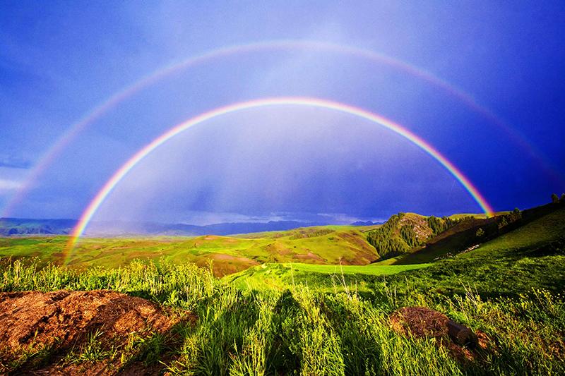 透过彩虹看向远方，仿佛可以看到未来的美好记忆